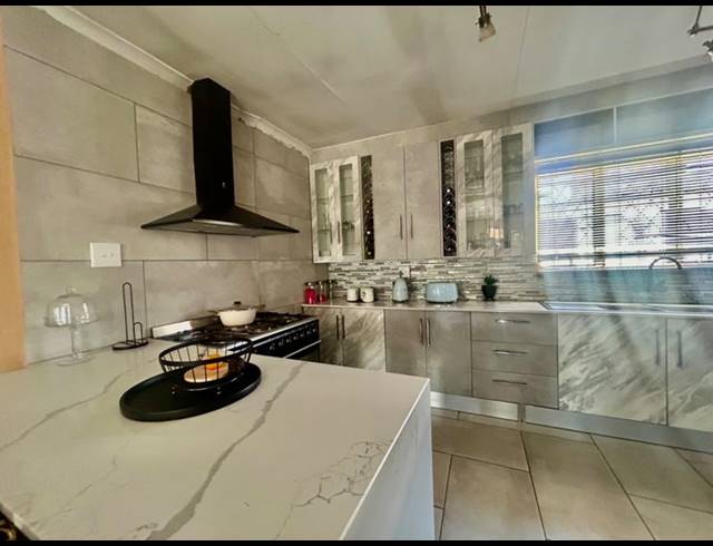 3 BEDROOM HOUSE FOR SALE IN VANDERBIJLPARK CW 2